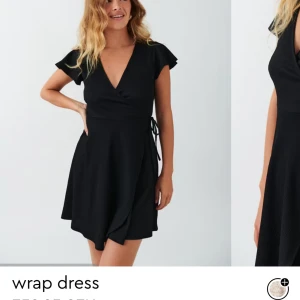 Svart omlottklänning Gina  - Snygg svart omlottklänning i storlek S, med korta ärmar och knytband i midjan. Helt oanvänd från Gina Tricot, prislappen sitter kvar! ☺️ Köparen står för frakten! 🌸