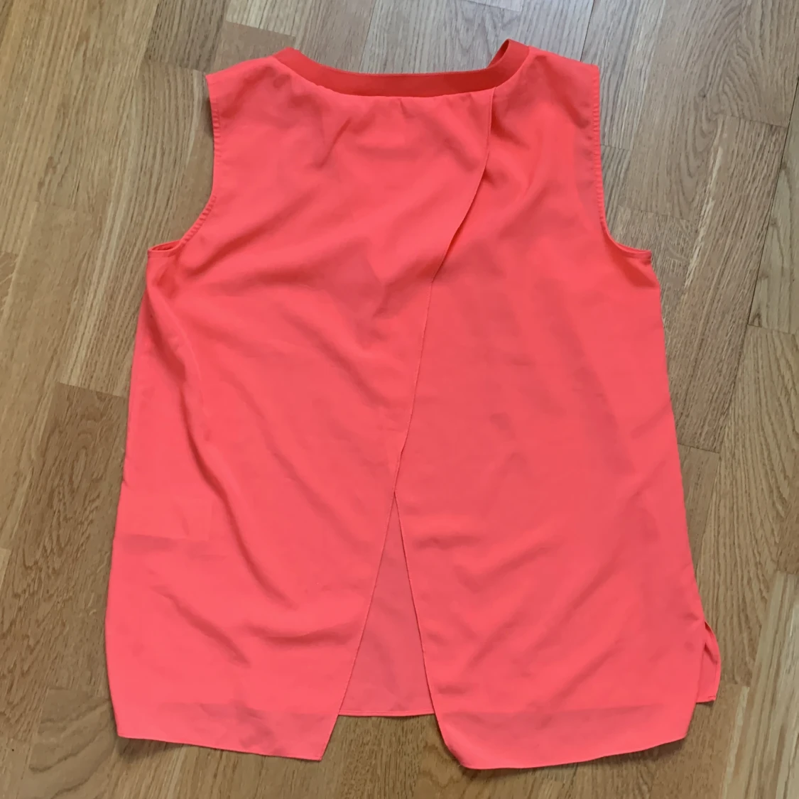Korallfärgad ärmlös topp från J.Lindeberg - 90