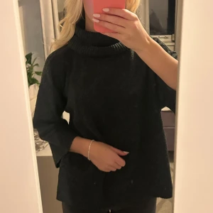 Grön stickad tröja med trekvartsärm  - Säljer denna stickade trekvartsärmade tröjan då den ej kommer till användning💚