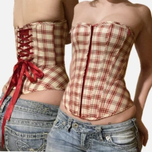 Sötaste korsetten!! - Super snygg rutig korsett med snörning köpt i vintage butik i London. I super bra skick då den knappt är använd och storleken är justerbar. Perfekt till vardagen eller som del av en kostym. Hör av dig om du har några frågor :)