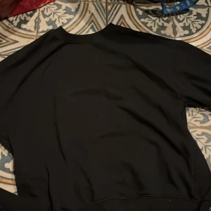 Svart sweatshirt  - Säljer en enkel och stilren svart tröja med rund hals. 