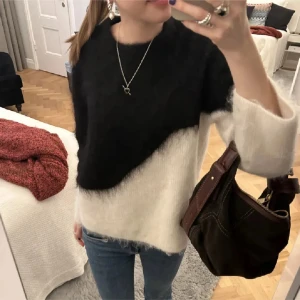 Svart och vit tröja från & Other Stories - Säljer min populära och snygga tröja från & Other Stories i svart och vitt. Tröjan har en unik design och är helt slutsåld och omöjlig att få tag på❣️ Den är i storlek Xs men passar Xs-S🌟