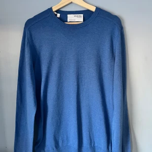 Blå tröja från Selected Homme - Säljer en snygg blå tröja från Selected Homme i storlek L. Riktigt fin färg och bra kvalitet på plagget! Skriv om det finns frågor!