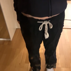 Svarta Roxy linnebyxor  - Säljer nu mina svarta super snygga Roxy linnebyxor då dem är för korta och inte kommer till användning! Dem passar perfekt till alla klädesplagg och speviellt till sommaren!❤️