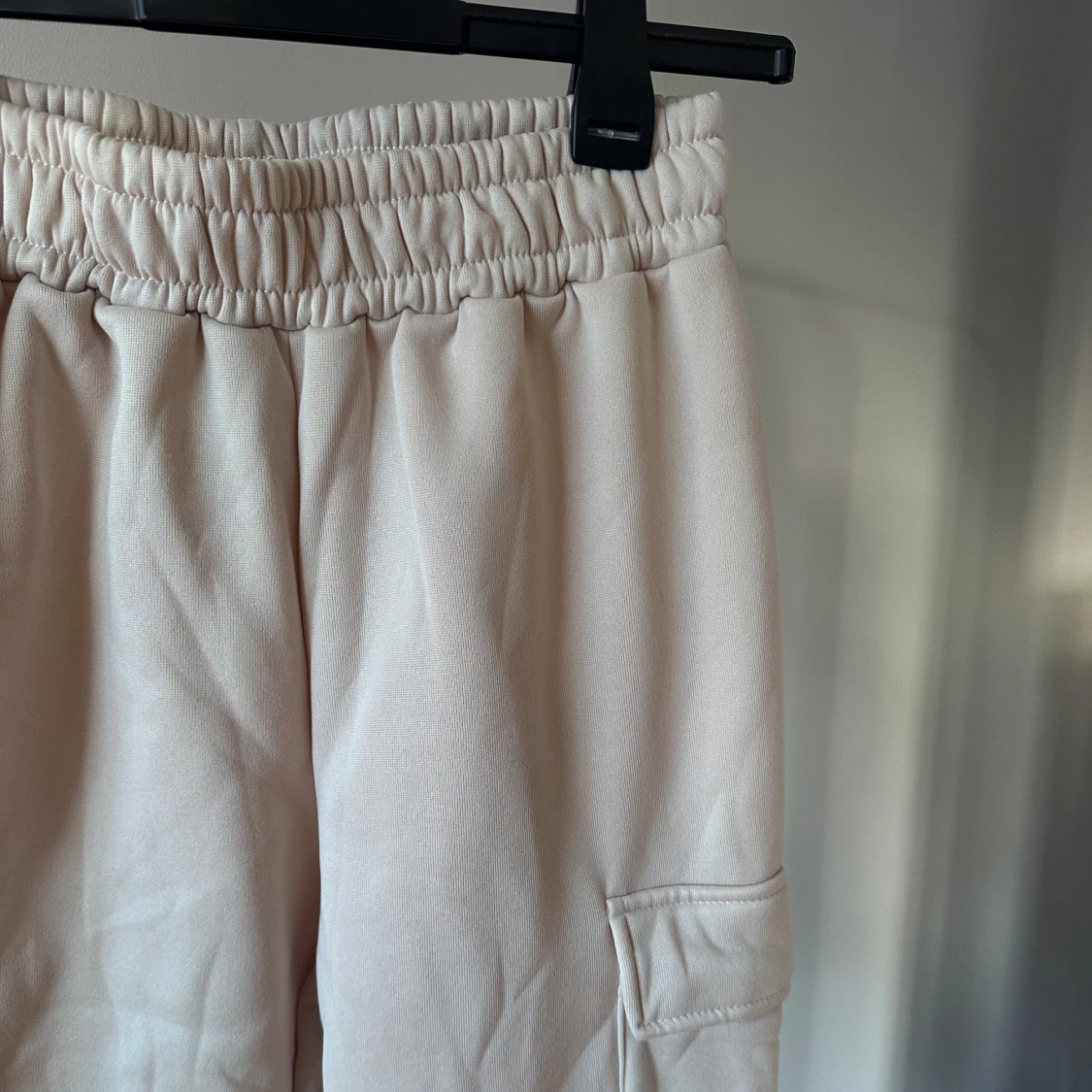 Beige mjukisbyxor med fickor