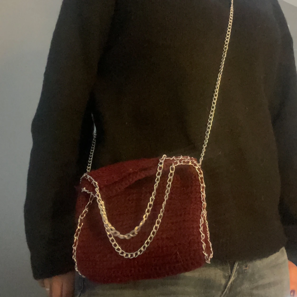 Vinröd stickad handväska med kedja