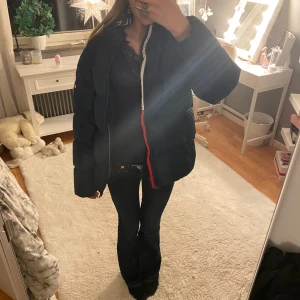 Blå pufferjacka/dunjacka från Tommy Hilfiger - Säljer en snygg blå pufferjacka från Tommy Hilfiger. Nypris 2400kr. Den är i mycket bra skick bortsett ifrån en liten reva på ryggen  men det syns inte (se bild)Fortfarande jätte fin!!❤️🥰