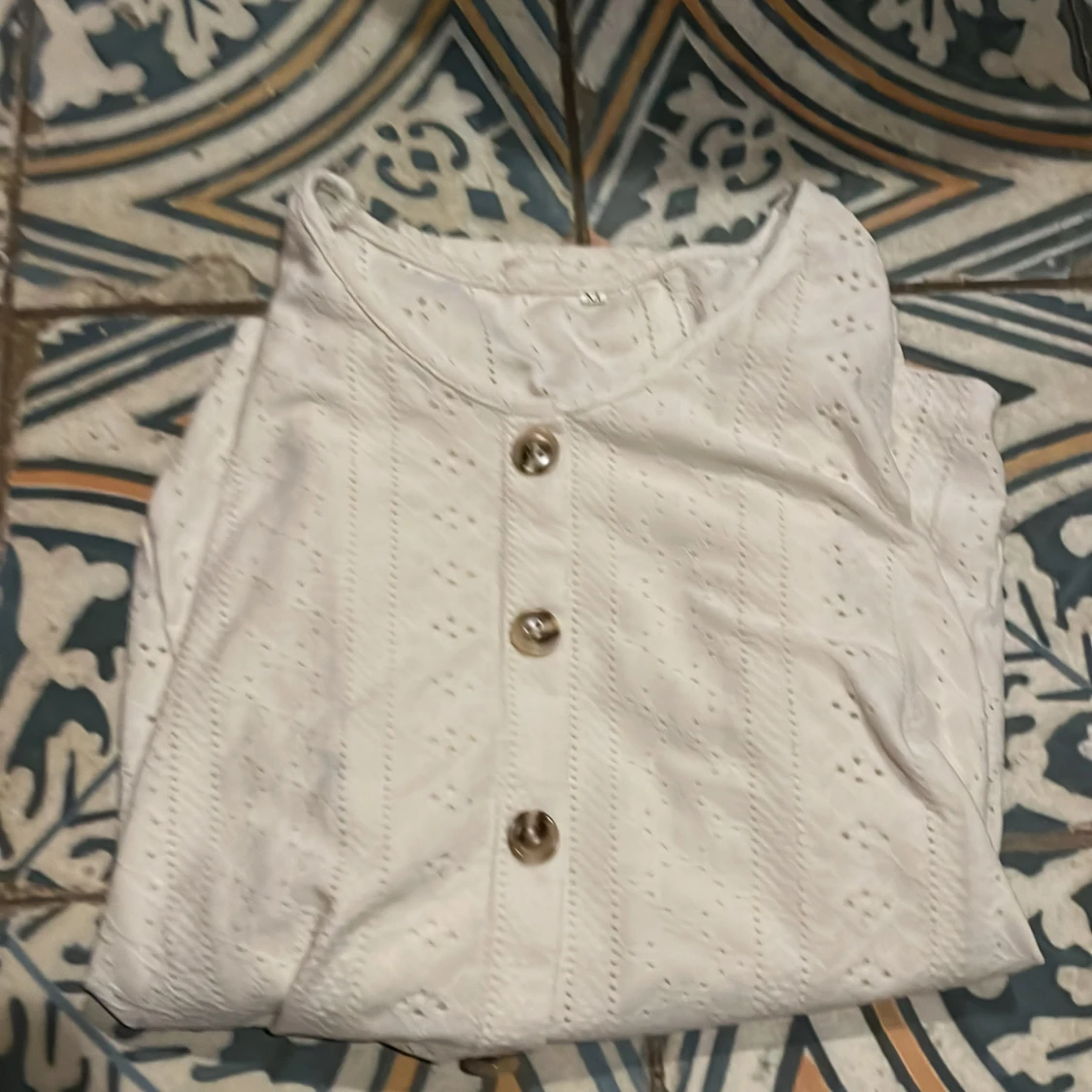 Vit blus med knappar