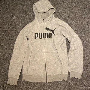 Grå puma ziptröja - grå ziptröja från Puma 🔥🗣️😻 storlek  s 😋