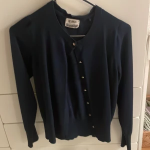 Mörkblå kofta  - Snygg mörkblå kofta från Holly & White med knappar framtill. Köpt second hand, har används få tal gånger från mig, tror storlek S☁️