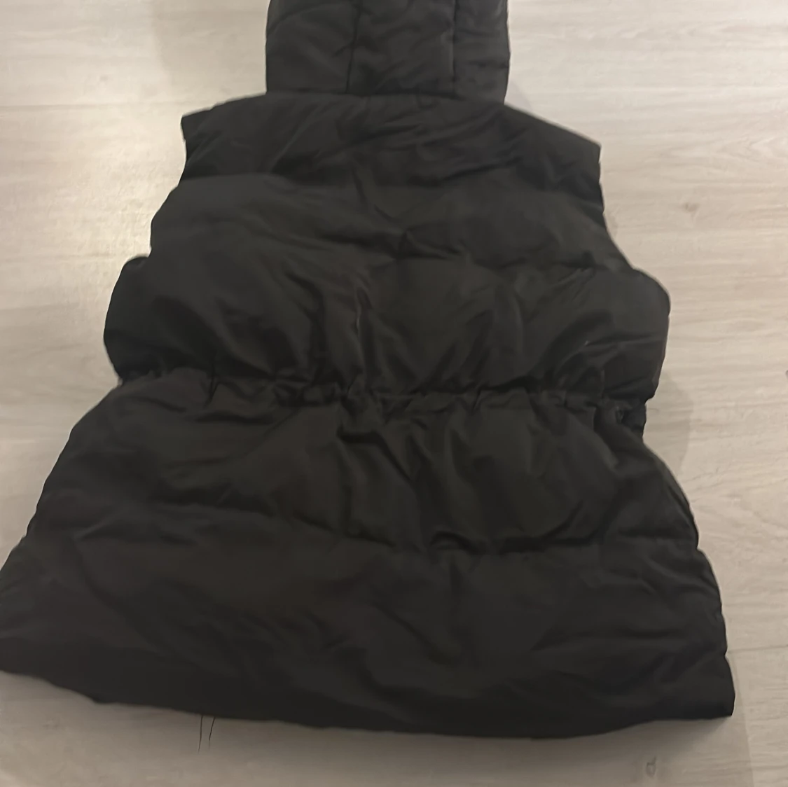 Svart dunväst med huva - 90