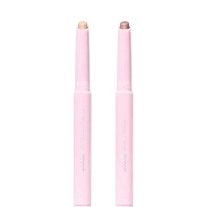 Ögonskuggspennor från CAIA - Två ögonskuggspennor i krämig konsistens från CAIA. Den ena i en ljus beige nyans och den andra i en skimrande brun ton. Perfekta för en snabb och enkel applicering med långvarigt resultat. Kommer i stilrena rosa hylsor. 140kr st!!   Värde 245kr st💞