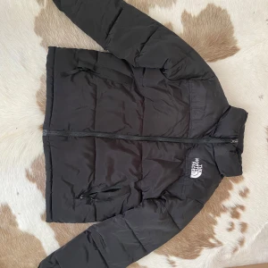 Svart dunjacka från The North Face - Säljer en svart dunjacka från The North Face. Fint skick pasar som en S/M