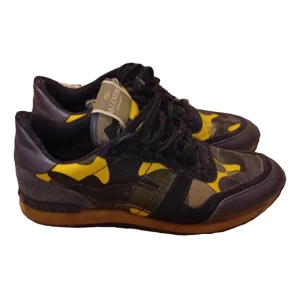 Valentino Rockrunners - Snygga Valentino Rockrunner sneakers där äkthets tag från VC medföljer. Säljer efter som jag behöver pengar. Dem passar ca 41-42 eu. Perfekt för våren / sommaren. pris kan diskuteras vid snabb affär.