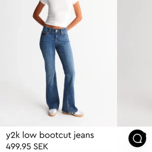 Y2K Low Bootcut Jeans - Snygga Y2K-inspirerade bootcut jeans från Gina tricot i storlek 36. De är låga i midjan och har snygga fickor med knappar. Knappt använda då jag tycker att de är för låga i midjan för mig (gillar mer mid waist). Har bilder hur de ser ut på eller detalj bilder vid intresse💕 nypris 500kr