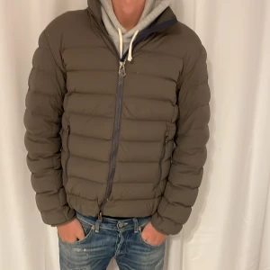 Colmar jacka  - Tja! Säljer colmar jacka i bra skick storlek M sitter även bra på oss, perfekt nu till kalla vinterdagar, mvh store 101