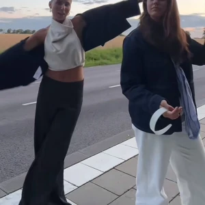 Svarta satin byxor med mönster - Svarta satin byxor med mönster. Långa. Har svart silke siden material med svart sydda mönster på (se 3e bilden)