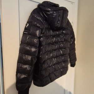 Peak Performance Jacka - Jackmodellen är Svart Jr Tomic Jacket. Jackan är i skick 7/10(liten defekt se bild 5) och kostar 1799kr nytt pris. Mitt pris är 699kr och priset kan diskuteras. Jackan passar både till pojke som flicka.