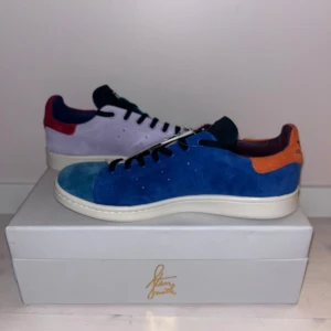 Färgglada Adidas Stan Smith Recon sneakers - Unika Adidas Stan Smith sneakers som ej säljs längre. Helt nya med både låda och lappar kvar. Äkta, skriv om fler bilder önskas!!💗🙌