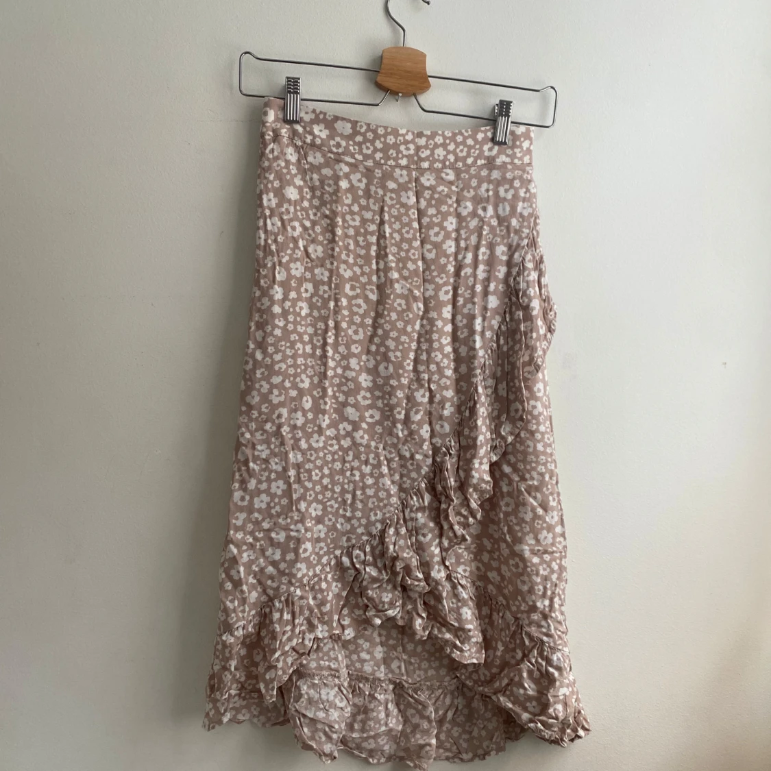 Beige blommig kjol med volang