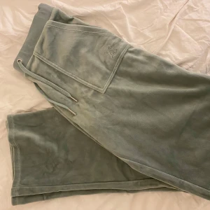 Gröna mjukisbyxor från Juicy Couture i 14-15/xs-s - Gröna byxor från Juicy Coutore💗Aldrig använda💗