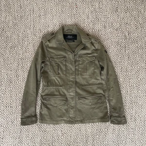 Replay jacka/oversirt - Säljer denna snygga olivgröna jacka från Replay. Den är i nästintill nyskick och har inga tecken på användning. Den är i storlek S. Vid minsta fundering är det bara att höra av sig👍
