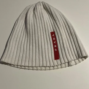 Prada Mössa - En Prada mössa som är använd några gånger men riktigt bra skick. One size. Obs pris kan diskuteras vid snabbköp. Tar helst emot kontanter. Möts endast upp.