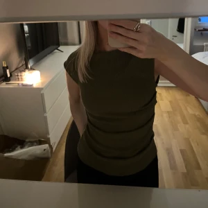 Khaki-färgad topp - Khaki färgad topp från pull and bear i storlek S. Aldrig använd, jättefint skick
