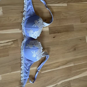 ljuslila intimissimi bh - ❌TAR EJ EMOT PRISFÖRSLAG❌Ljus lila intimissimi bj. Färgen går inte längre att köpa där av priset. Storlek 75B. Säljer då den är förstor, använd fåtal gånger. Skriv för mer bilder eller frågor💕