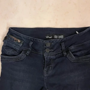 Lågmidjade LTB jeans - Snygga lågmidjade LTB jeans som tyvärr var fel storlek för mig.  Midjemått rakt över: 36 cm Innerbenslängd: 82 cm. De är stretchiga.