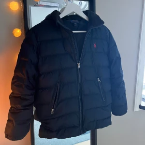 Ralph lauren jack - Tja säljer denna fina Ralph lauren jacka. Själva jackan är inte använd mycket men jag säljer den på grund av att den inte används. Hör av er vid frågor och annat!