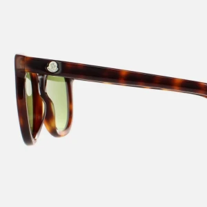 Solglasögon från Moncler - Snygga solglasögon från moncler, grymt skick knappt använda, köpta från best secret kvitto och order kan visas om det önskas! Dam modell på dessa, nypris ligger runt 2000