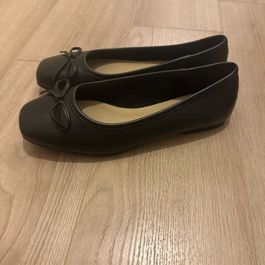 Svarta ballerinaskor med rosett - 90