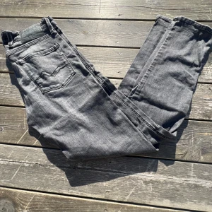 Replay jeans  - Gråa replay jeans med snygg tvätt. Skick 9/10 knappt använda alls. Storlek 30/32. Kvitto finns