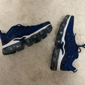 Air vapormax - Säljer dessa skor i fantastiskt skick. Nästan aldrig använda. Riktigt bra köp för priset. Vid intresse är det bara att skriva. 