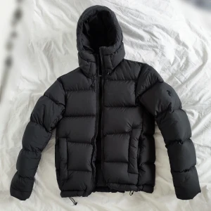 PeakPerformance dunjacka - Peak Performance dunjacka. Fick den som present, men passade inte mig (Small storlek)                                                     NY UTAN PRISLAPP! Ny pris 3500kr