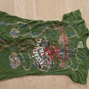 Säljer denna unika Ed Hardy tröjan!!! skit snygg och i bra skick