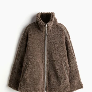 Teddyjacka brun H&M - Säljer denna mysiga teddyjacka som är köpt på H&M. 