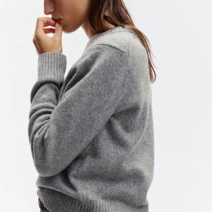 Grå stickad tröja - Säljer min fina gråa stickade tröja från H&M🤍🤍den är måttligt använd och är i gottskick, inga defekter alls!🥰 Köpt för 299 och säljer för 199kr (+plus bud)