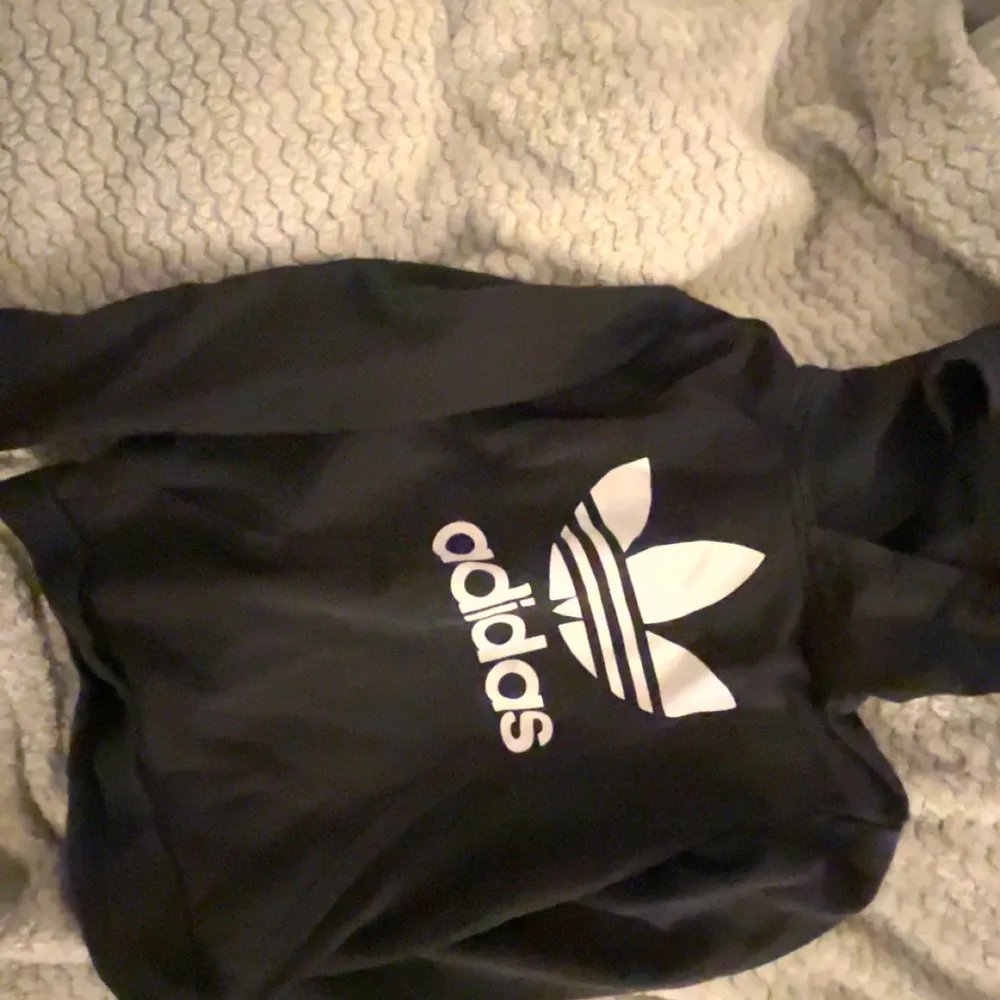 Hoddie från adidas i stl Xs med vit logga på framsidan. Hoodies.