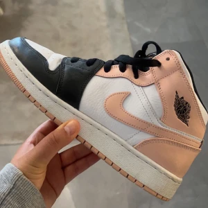 air jordans  - Jordans köpta för ca 3 år sedan. Storlek 38,5. Knappt använda Max 4 ggr. Äkta. Köpte för ca 2000kr. 