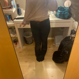 Svarta jenas - Dessa är super sköna men jag har Alfreds för många svarta jeans så måste rensa lite💕 dessa passar mig perfekt i längd och jag är 163