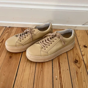 Sneakers vagabond  - Sneakers vagabond, sparsamt använda, storlek 38