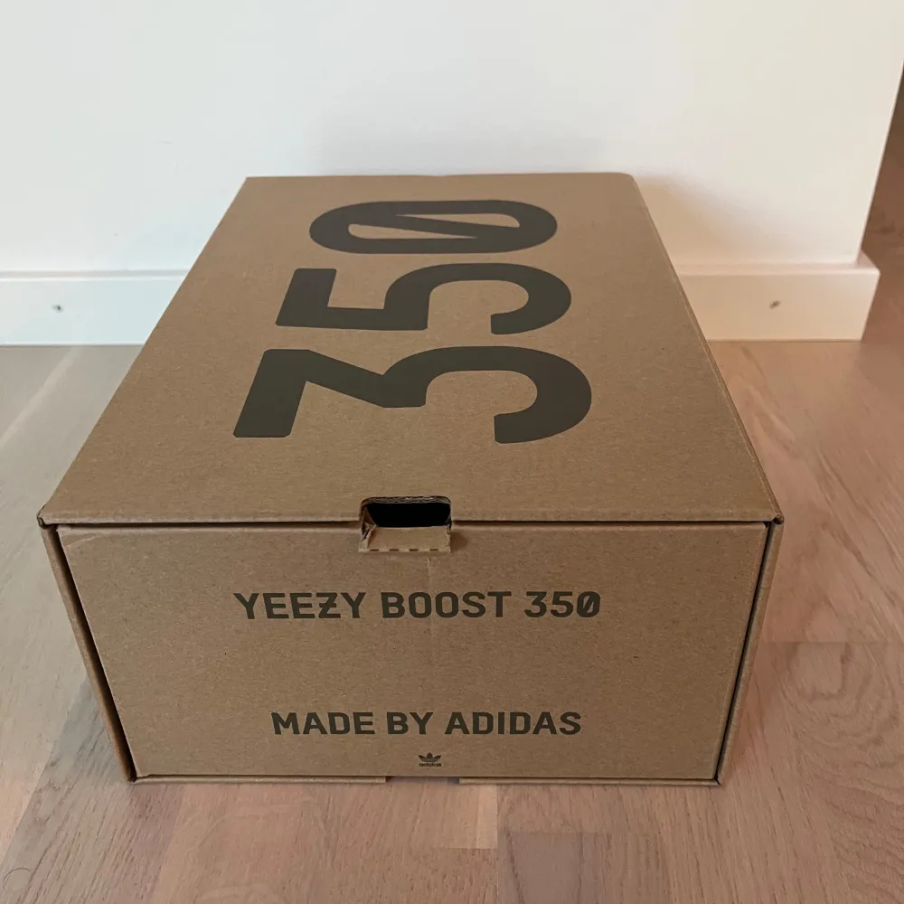 Ett par använda yeezys i storlek 42,5. Skor.