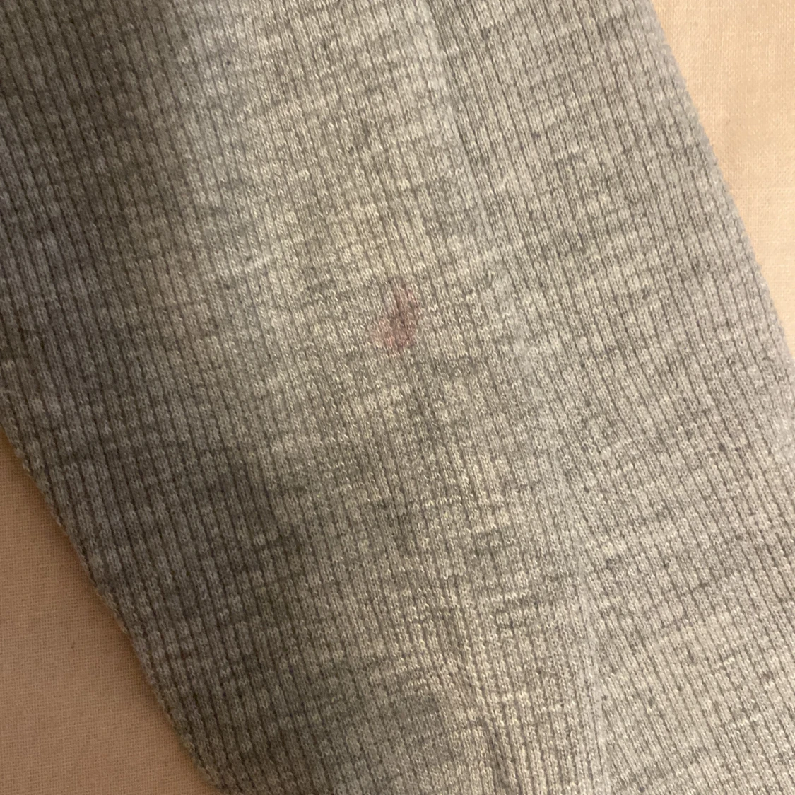 En grå tröja från Ü - 91