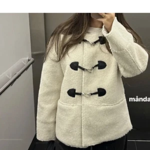 Vit teddyjacka med knäppning - Säljer en supermysig vit teddyjacka, Perfekt för höst och vinter! Använd endast fåtal gånger, ser helt ny ut💕