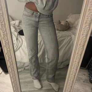 Gråa jeans  - Gråa jeans med straight fit från Gina. Jätte fina med för små för mig. Lite defekter med fläckar i tvätten men knappt märkvärdigt 