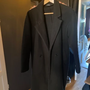 Svart kappa - En basic lång svart kappa från pull&bear  Köpt för två årsedan men bra skick. Kommer ej ihåg nypris.