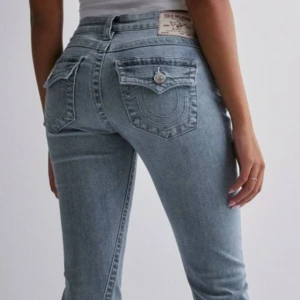 True religion Jeans - True religion Jeans low rise, bootcut modell i storlek 29. Använda mycket lite, köpta från Nelly och säljs på grund av att de är för stora. Kna byta med miss me Jeans i storlek 27 eller true religion i storlek 27, alternativt säljs för 850 kr.