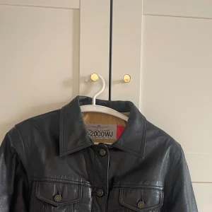 Skinnjacka William Jones - Säljer min skinnjacka från Saki Collection by William Jones. Bikerstil.  Strl 38. Använd men i fint skick. 